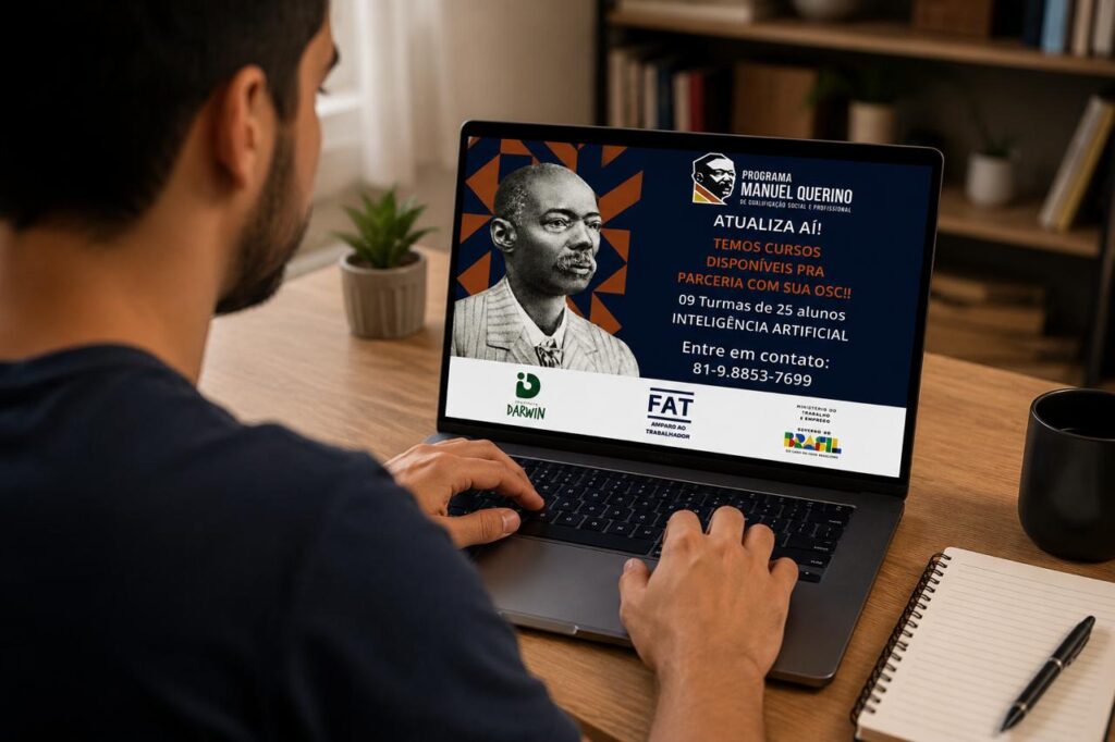 Homem está sentando em uma cadeira e está utilizando o notebook em cima de uma mesa, para se inscrever nos cursos ofertados pela Prefeitura.