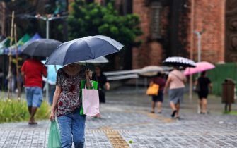 IMPRENSA - Imagens gerais de populares em dia de chuva - 01042026 - 02