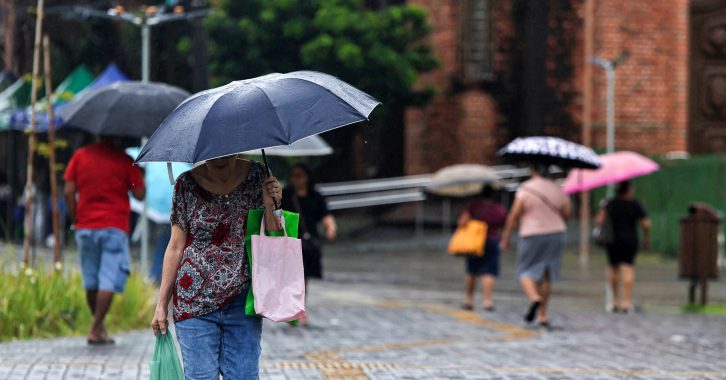 IMPRENSA - Imagens gerais de populares em dia de chuva - 01042026 - 02