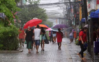 IMPRENSA - Imagens gerais de populares em dia de chuva - 01042026 - 07