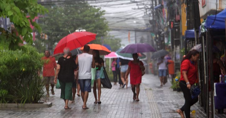 IMPRENSA - Imagens gerais de populares em dia de chuva - 01042026 - 07