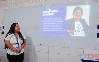 MARIA DA PENHA VAI AS ESCOLAS - 110926 - 02.jpg
