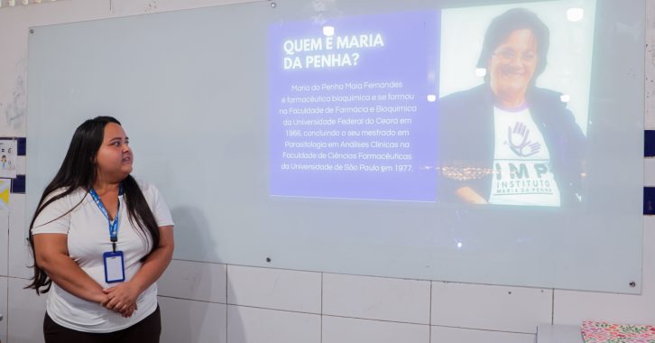 MARIA DA PENHA VAI AS ESCOLAS - 110926 - 02.jpg