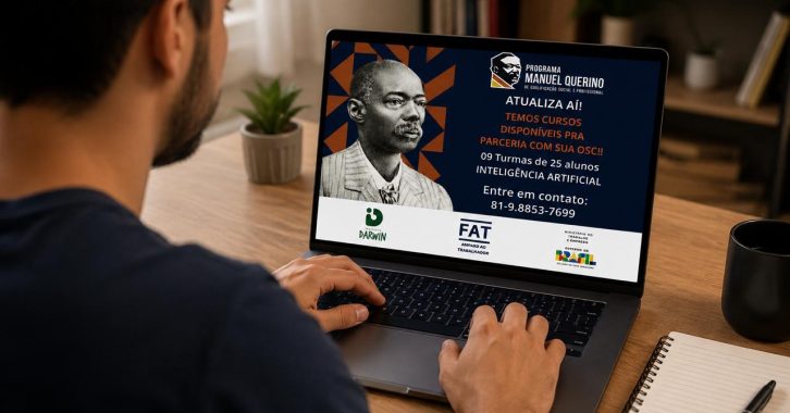 Homem está sentando em uma cadeira e está utilizando o notebook em cima de uma mesa, para se inscrever nos cursos ofertados pela Prefeitura.