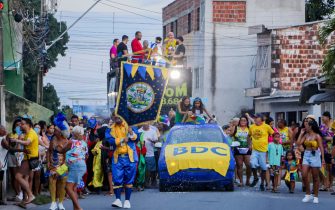 bloco cacimba estandarte e público