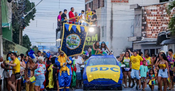 bloco cacimba estandarte e público