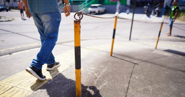 mobilidade - objetos atrapalham a passagem dos pedestres no centro de paulista -joao goncalves - 180620260009